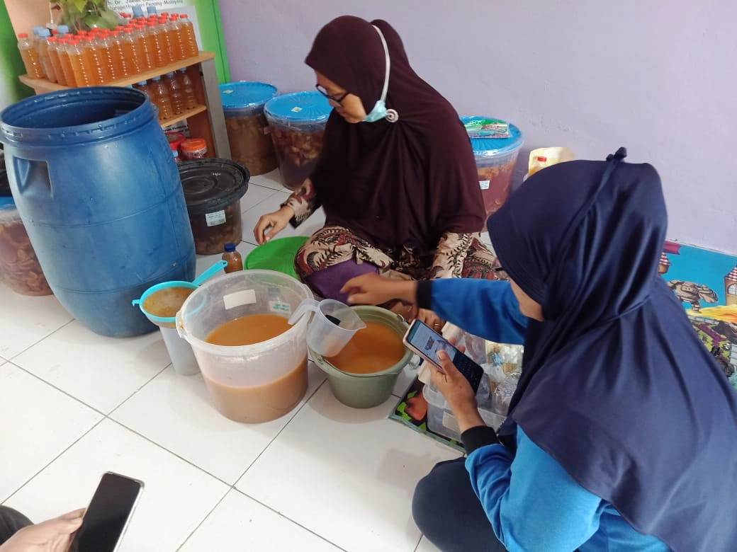 Peternak Didorong Buat Disinfektan Eco Enzim Radar Karawang