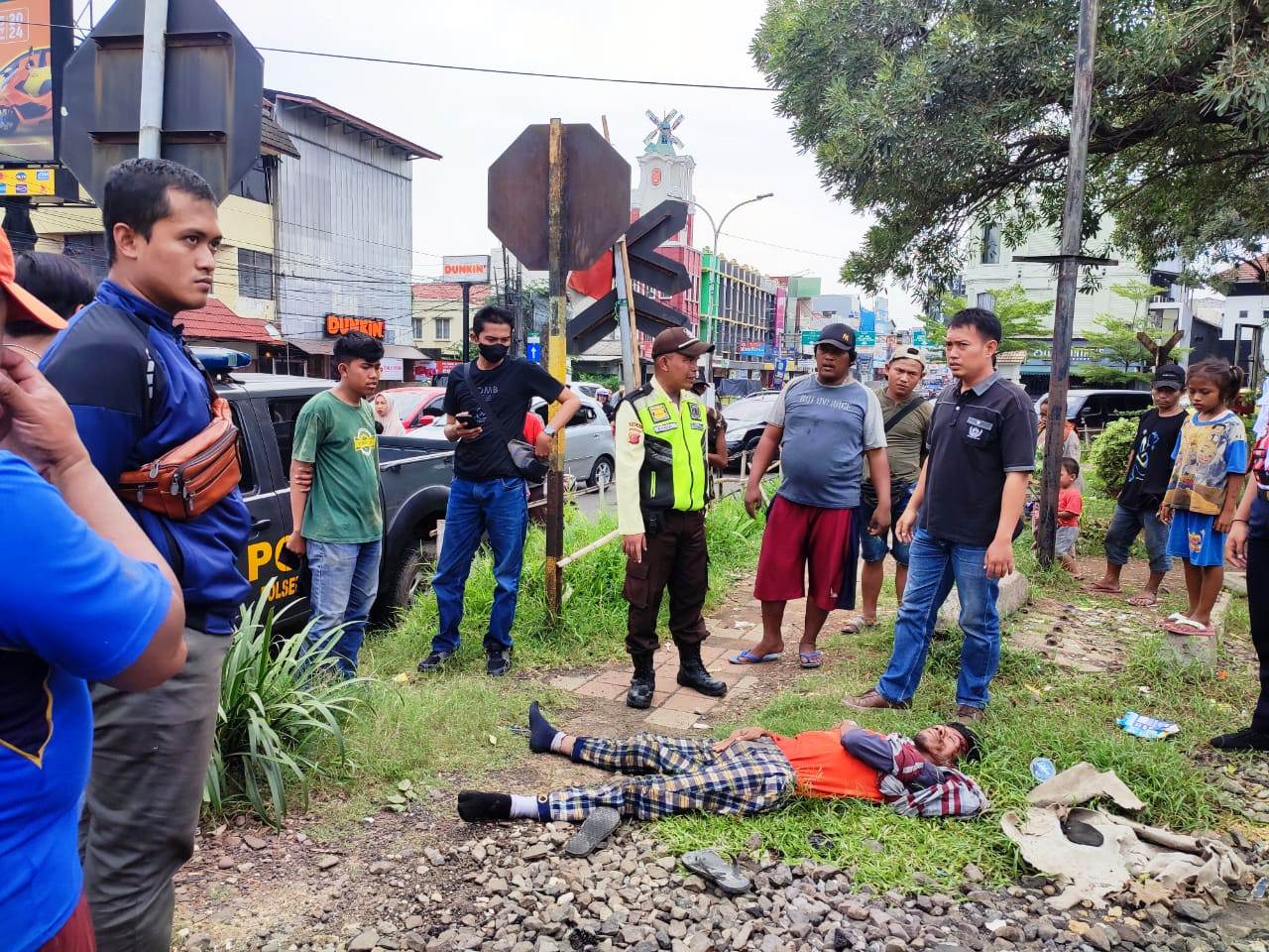 TERGELETAK: Pejalan kaki tergeletak setelah terserempet kereta api.