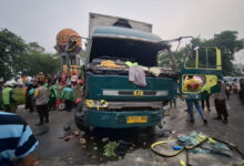 Truk kontainer yang ugal-ugalan menyeruduk puluhan kendaraan