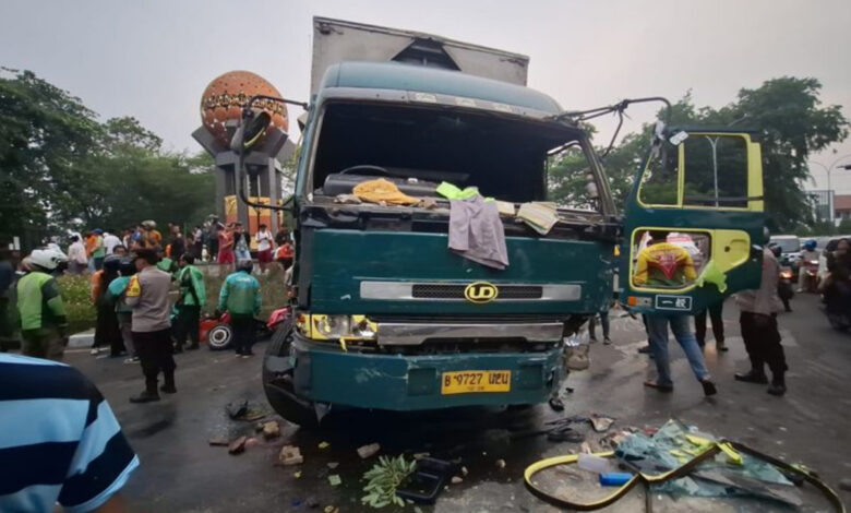 Truk kontainer yang ugal-ugalan menyeruduk puluhan kendaraan