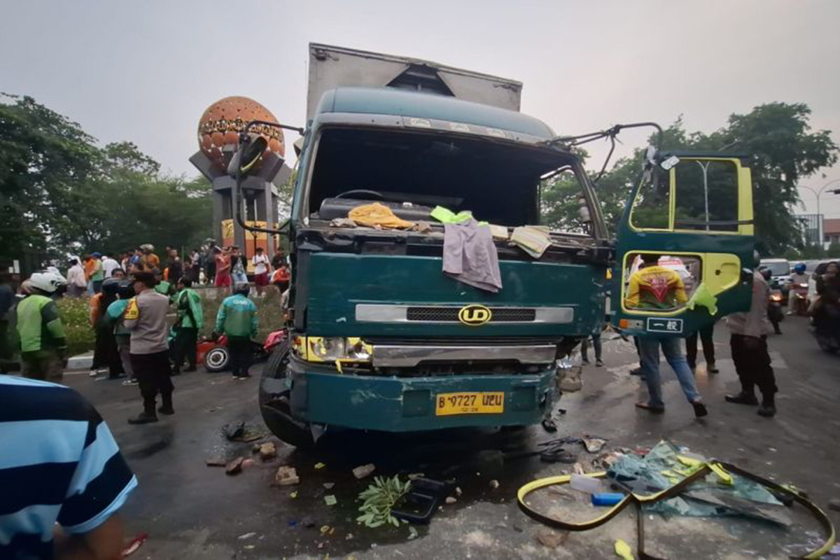 Truk kontainer yang ugal-ugalan menyeruduk puluhan kendaraan