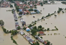 Banjir Karawang membuat warga mengungsi