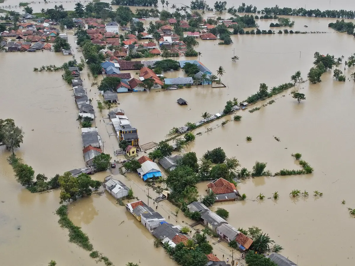 Banjir Karawang membuat warga mengungsi