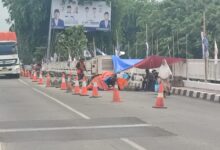 SIBUK: Sejumlah pekerja sibuk melakukan perbaikan jembatan Interchange Karawang Barat. Perbaikan ini dikeluhkan pengguna jalan karena sering timbulkan kemacetan.