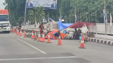 SIBUK: Sejumlah pekerja sibuk melakukan perbaikan jembatan Interchange Karawang Barat. Perbaikan ini dikeluhkan pengguna jalan karena sering timbulkan kemacetan.