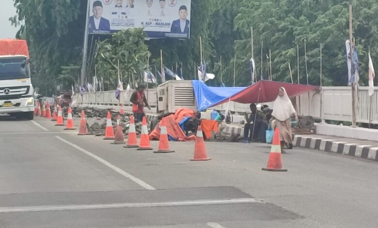 SIBUK: Sejumlah pekerja sibuk melakukan perbaikan jembatan Interchange Karawang Barat. Perbaikan ini dikeluhkan pengguna jalan karena sering timbulkan kemacetan.