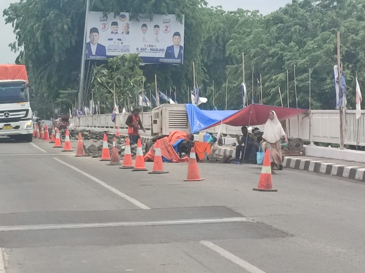 SIBUK: Sejumlah pekerja sibuk melakukan perbaikan jembatan Interchange Karawang Barat. Perbaikan ini dikeluhkan pengguna jalan karena sering timbulkan kemacetan.