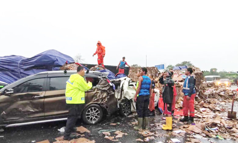 KECELAKAAN: Ada sebanyak 17 kendaraan yang terlibat dalam kecelakaan beruntun di ruas Tol Cipularang KM 92 jalur B (arah Bandung ke Jakarta) pada Selasa (11/11) sore.