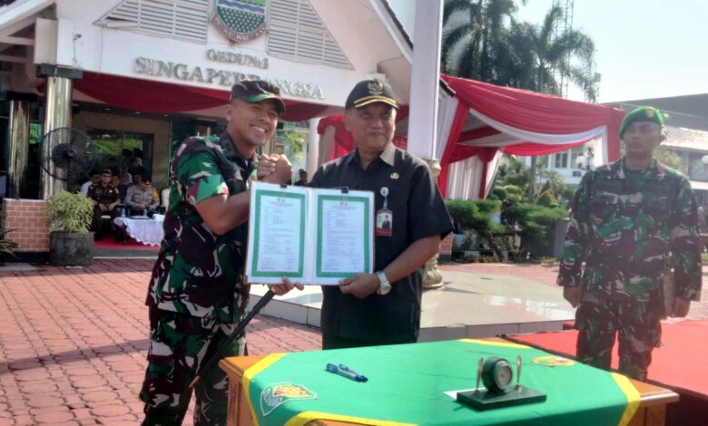 "BANTUAN: Desa Selokan dan Desa Tanah Baru Kecamatan Pakisjaya menjadi sasaran untuk kegiatan program Karya Bakti dari TNI dan pemerintah setempat"