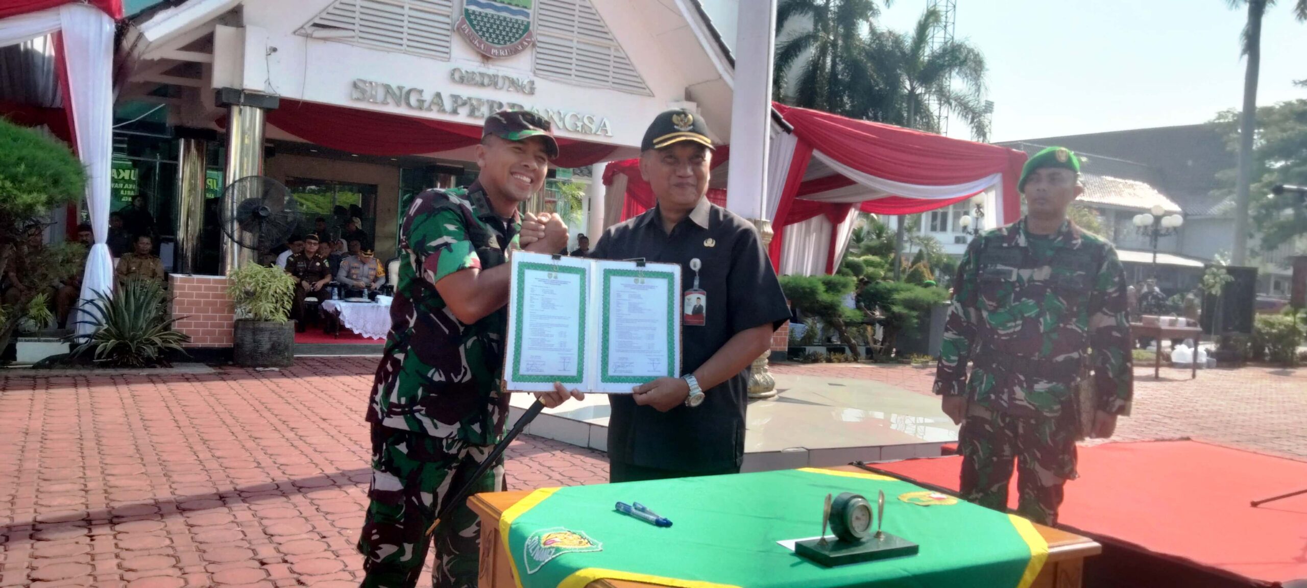 "BANTUAN: Desa Selokan dan Desa Tanah Baru Kecamatan Pakisjaya menjadi sasaran untuk kegiatan program Karya Bakti dari TNI dan pemerintah setempat"