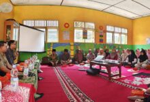 BAGI SEMBAKO: BRI Karawang bagikan sembako kepada warga Rawamerta.