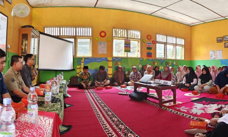 BAGI SEMBAKO: BRI Karawang bagikan sembako kepada warga Rawamerta.