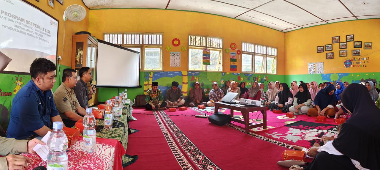 BAGI SEMBAKO: BRI Karawang bagikan sembako kepada warga Rawamerta.