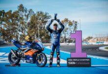 BANJIR: Sejumlah kendaraan memaksa melintasi jalan yang terendam banjir di Jl Ipik Gandamanah Kampung Sukamulya, Kelurahan Ciseureuh, Kecamatan Purwakarta, Selasa (12/11).