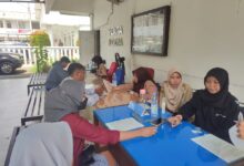 KARTU KUNING: Sejumlah pekerja membuat kartu kuning di kantor Disnakertrans Kabupaten Karawang. Sepanjang tahun 2024, ada 29.103 orang pencari kerja membuat kartu kuning.