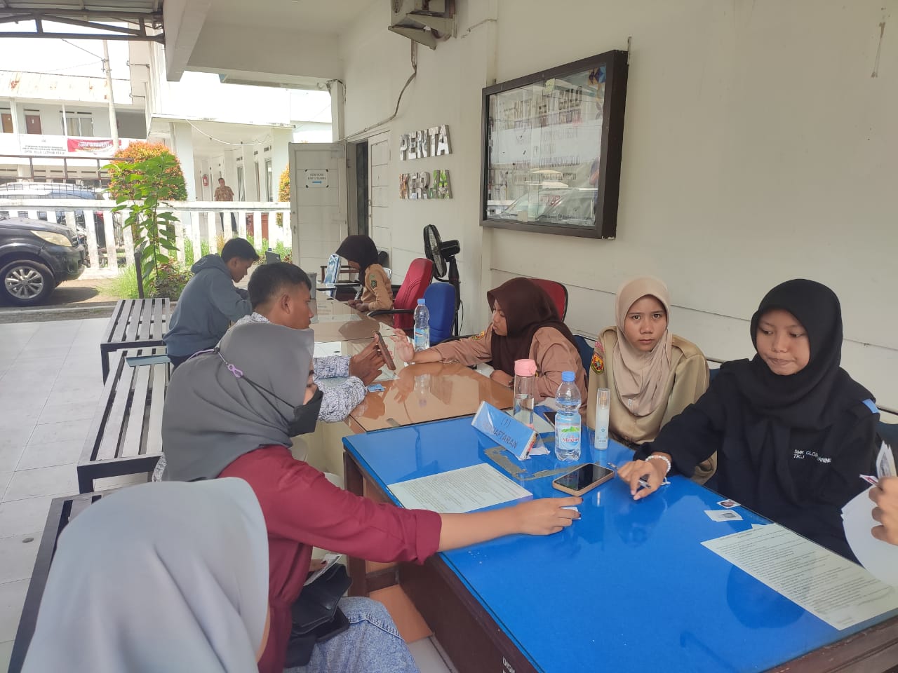 KARTU KUNING: Sejumlah pekerja membuat kartu kuning di kantor Disnakertrans Kabupaten Karawang. Sepanjang tahun 2024, ada 29.103 orang pencari kerja membuat kartu kuning.