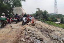 MACET: Jalan rusak di wilayah Desa Wanasari, Kecamatan Telukjambe Barat, mengakibatkan sejumlah kendaraan motor dan mobil terjebak macet.
