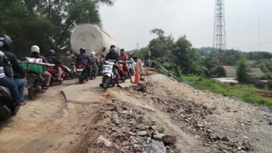MACET: Jalan rusak di wilayah Desa Wanasari, Kecamatan Telukjambe Barat, mengakibatkan sejumlah kendaraan motor dan mobil terjebak macet.