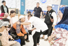 Aep Syaepuloh menenangkan keluarga pendukungnya yang meninggal