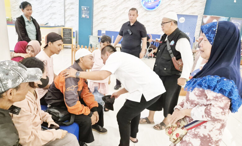 Aep Syaepuloh menenangkan keluarga pendukungnya yang meninggal