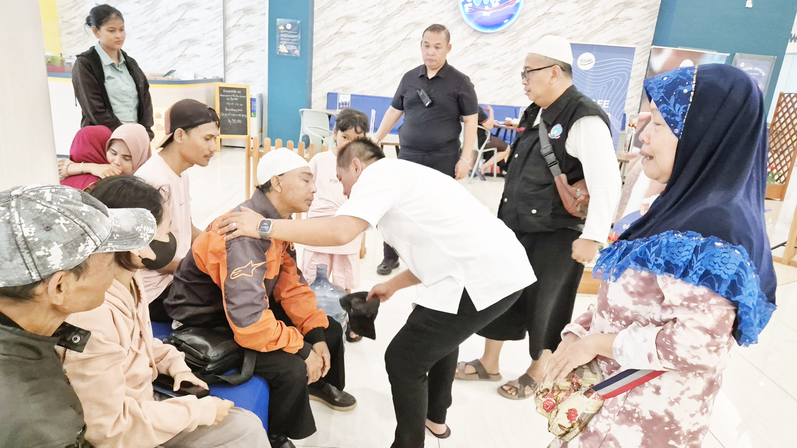 Aep Syaepuloh menenangkan keluarga pendukungnya yang meninggal