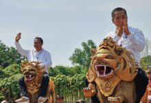 Berpesta: Aep dan Maslani bergembira