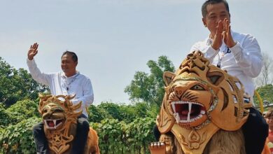 Berpesta: Aep dan Maslani bergembira