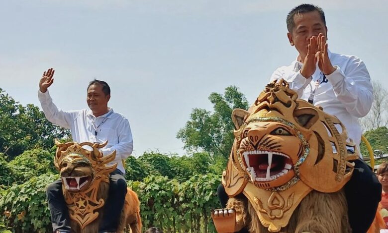Berpesta: Aep dan Maslani bergembira