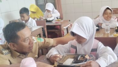 Anak menangis melihat makanan gratis, ingat ibu