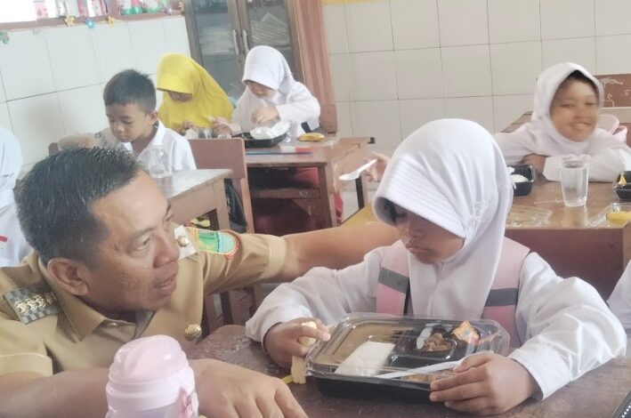 Anak menangis melihat makanan gratis, ingat ibu