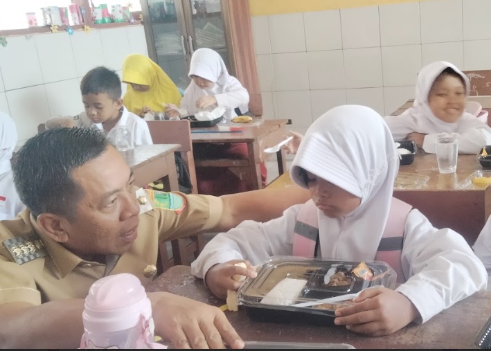 Anak menangis melihat makanan gratis, ingat ibu