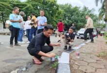 Binzein merayakan kemenangan dengan mengecat trotoar