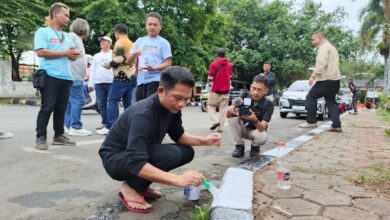 Binzein merayakan kemenangan dengan mengecat trotoar