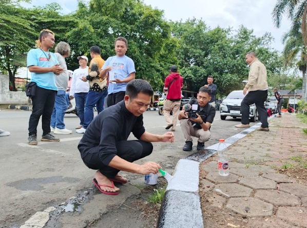 Binzein merayakan kemenangan dengan mengecat trotoar