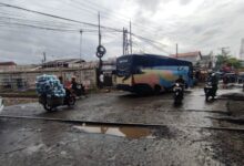 Jalan perlintasan kereta api rusak membahayakan pengendara motor