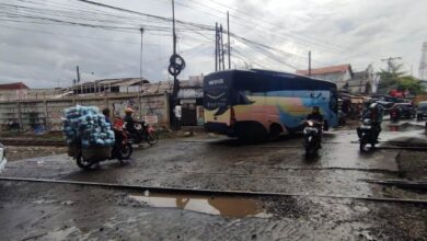 Jalan perlintasan kereta api rusak membahayakan pengendara motor