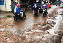 RUSAK: Ratusan kilometer jalan yang tersebar di 30 kecamatan di Karawang mengalami rusak, baik dalam kategori rusak ringan maupun berat.