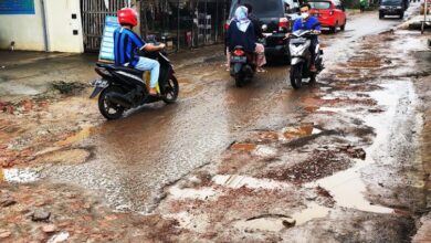 RUSAK: Ratusan kilometer jalan yang tersebar di 30 kecamatan di Karawang mengalami rusak, baik dalam kategori rusak ringan maupun berat.