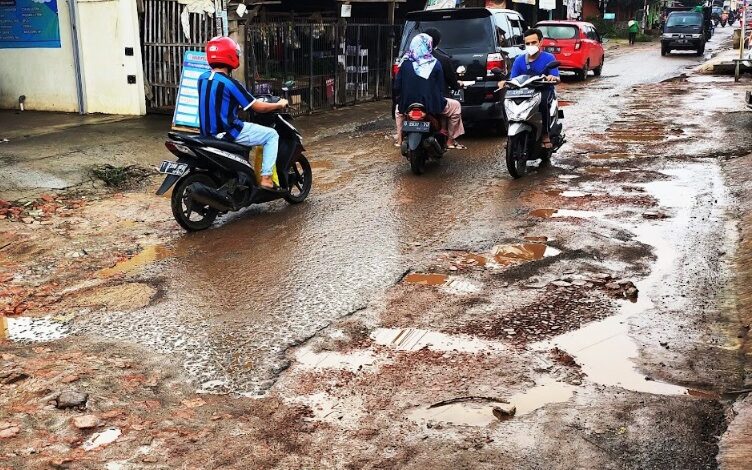 RUSAK: Ratusan kilometer jalan yang tersebar di 30 kecamatan di Karawang mengalami rusak, baik dalam kategori rusak ringan maupun berat.