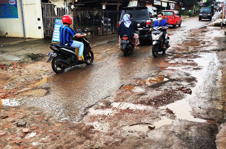 RUSAK: Ratusan kilometer jalan yang tersebar di 30 kecamatan di Karawang mengalami rusak, baik dalam kategori rusak ringan maupun berat.