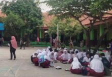 Kurang kelas anak belajar empat shift