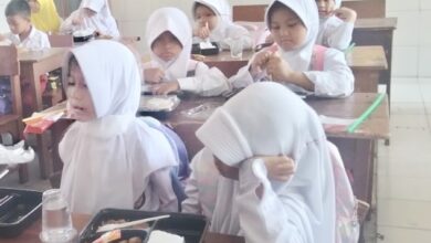 Anak anak menikmati makan bergizi gratis