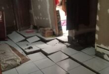 Lantai rumah rusak akibat pergeseran tanah di Purwakarta
