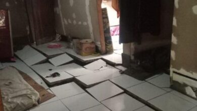Lantai rumah rusak akibat pergeseran tanah di Purwakarta