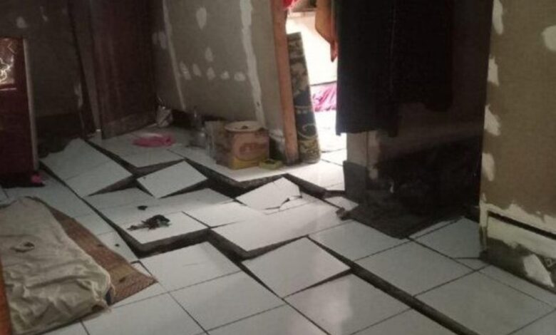 Lantai rumah rusak akibat pergeseran tanah di Purwakarta