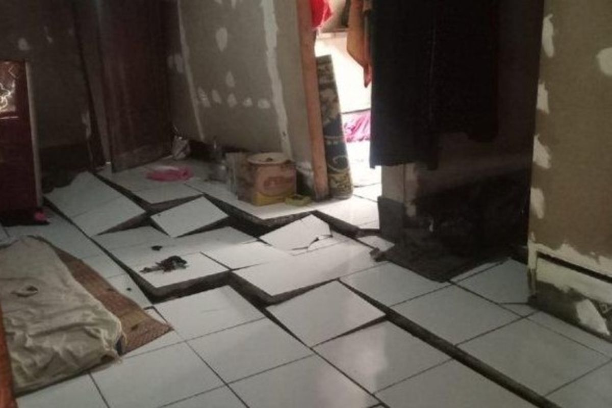 Lantai rumah rusak akibat pergeseran tanah di Purwakarta