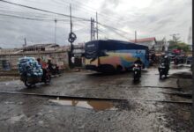 Membahayakan pengendara motor saat melintasi rel kolong jembatan Cikampek