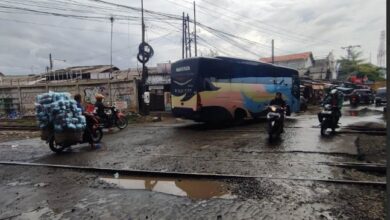 Membahayakan pengendara motor saat melintasi rel kolong jembatan Cikampek