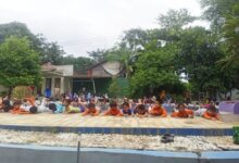 Anak anak sedang renang