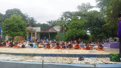 Anak anak sedang renang